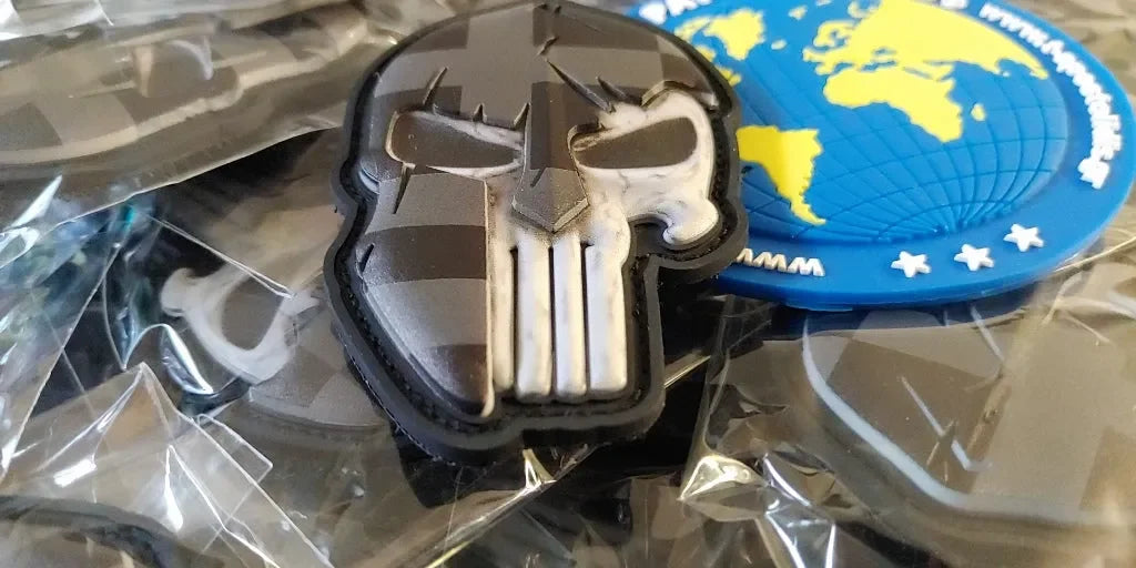 SPARTAN SCULL - GREEK FLAG 3D PVC PATCH - MEDIUM VISIBILITY - PVCPATCHWORLD.STORE